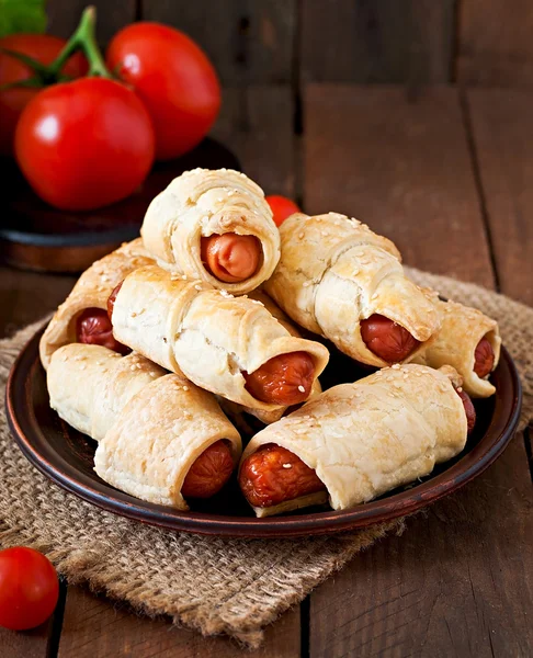 Sausage in the dough sprinkled with sesame seeds — Stock Photo, Image