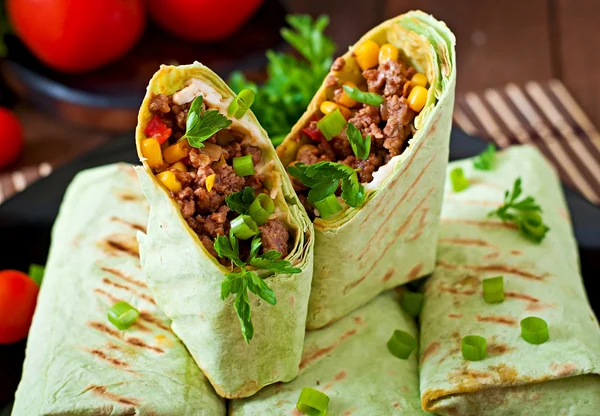 Burritos envolve carne picada e legumes — Fotografia de Stock