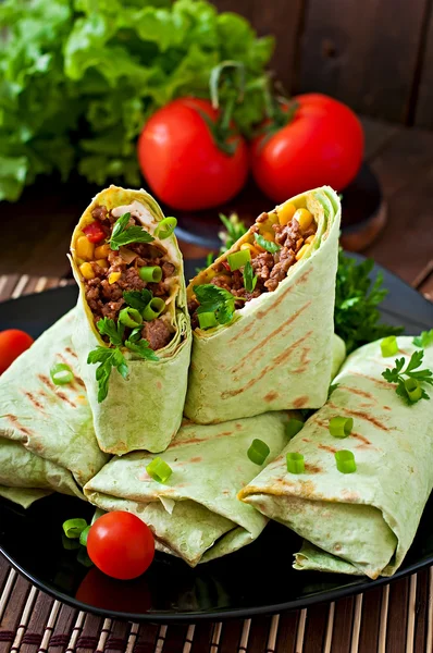 Burritos envolve carne picada e legumes — Fotografia de Stock