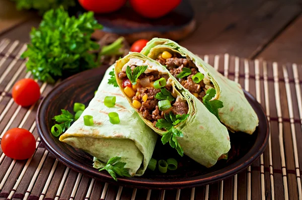 Burritos envolve carne picada e legumes — Fotografia de Stock