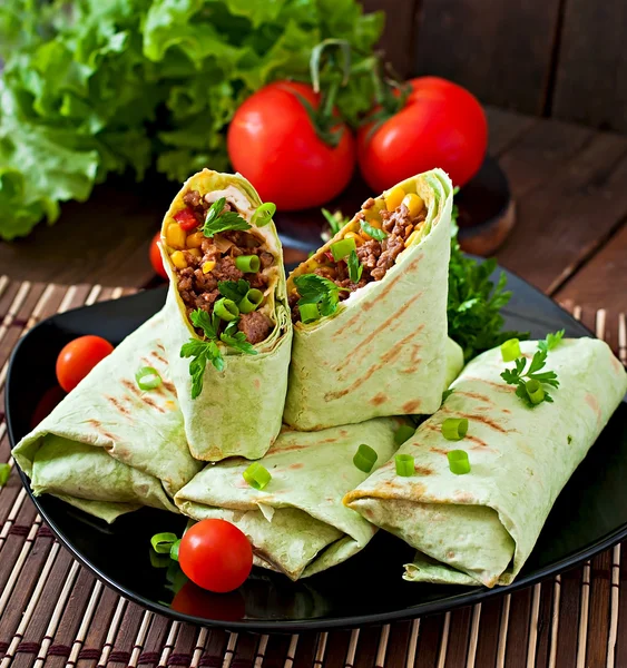 Burritos envolve carne picada e legumes — Fotografia de Stock