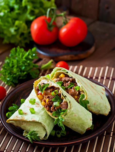 Burritos wraps med malet nötkött och grönsaker — Stockfoto