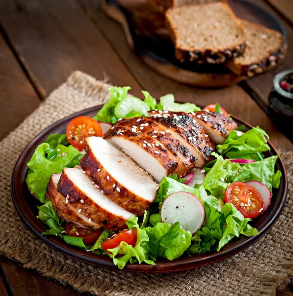 Salad  with grilled chicken breast — Stock Photo, Image