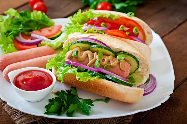 Hotdog con salsa de tomate, mostaza, lechuga y verduras — Foto de Stock