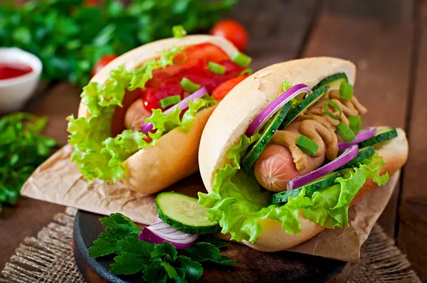 Hotdog met ketchup, mosterd, sla en groenten — Stockfoto