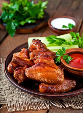 Teriyaki soslu tavuk kanadı pişmiş