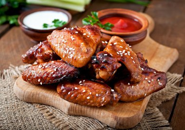 Teriyaki soslu tavuk kanadı pişmiş