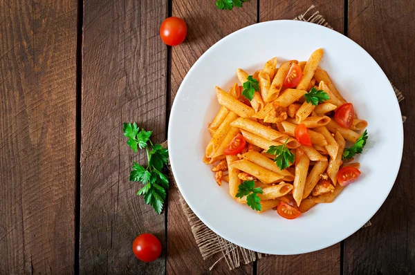 Massa Penne em molho de tomate — Fotografia de Stock