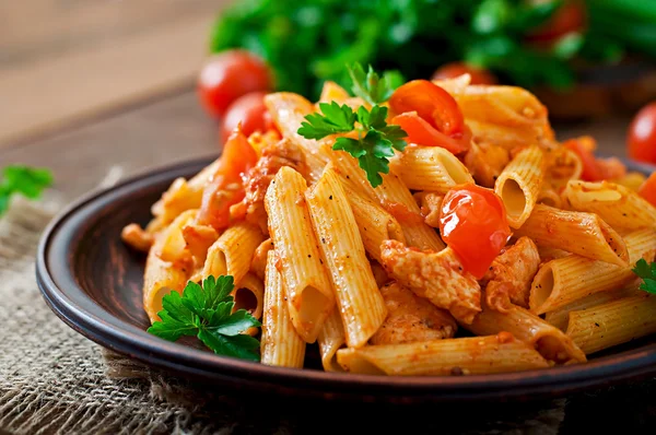 Pennpasta i tomatsås — Stockfoto