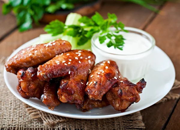 Asas de frango assadas com molho teriyaki — Fotografia de Stock