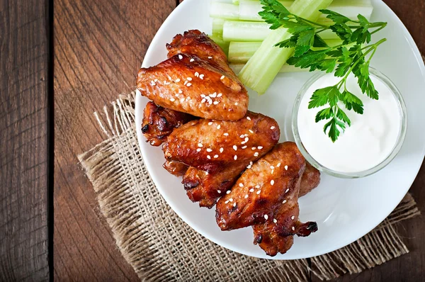 Asas de frango assadas com molho teriyaki — Fotografia de Stock