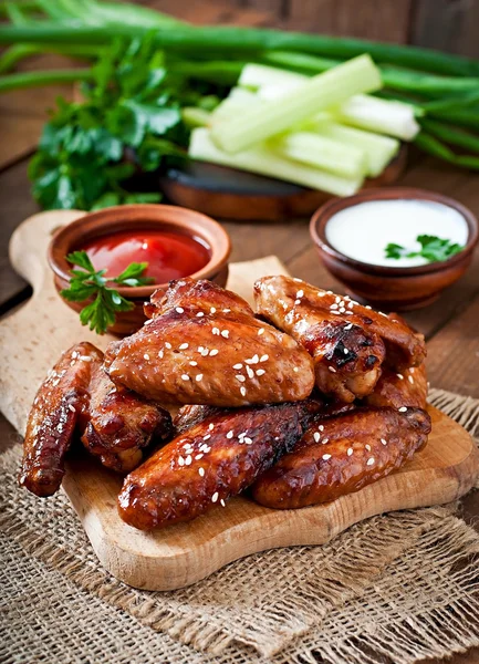 Pieczone skrzydełka kurczaka w sosie teriyaki — Zdjęcie stockowe