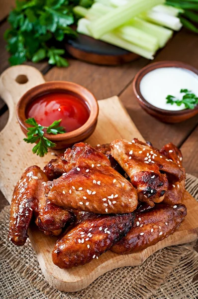 Asas de frango assadas com molho teriyaki — Fotografia de Stock