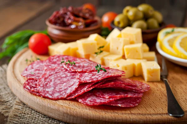 Antipasto prato de catering com salame e queijo — Fotografia de Stock