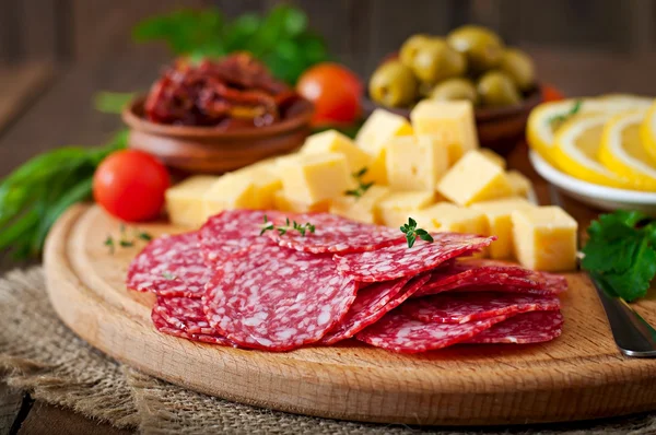 Antipasto prato de catering com salame e queijo — Fotografia de Stock