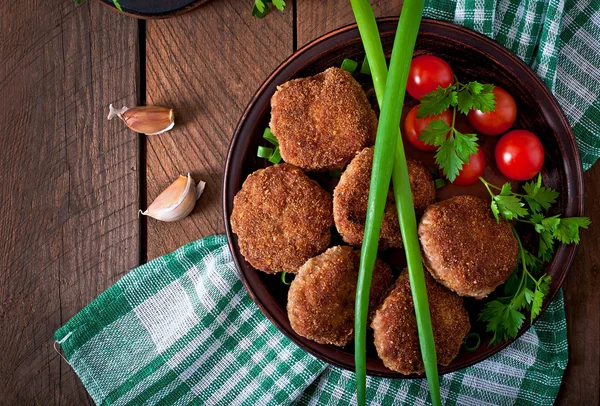 Kött kotletter med grönsaker — Stockfoto