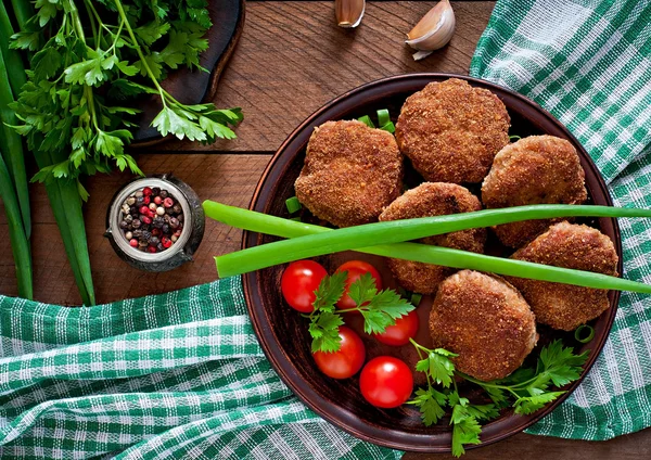 Chuletas de carne con verduras —  Fotos de Stock