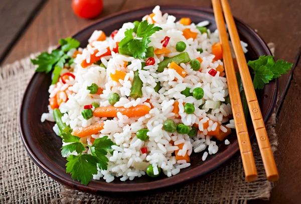 Апетитний здоровий рис з овочами — стокове фото