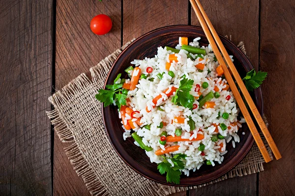 Appetitlich gesunder Reis mit Gemüse — Stockfoto