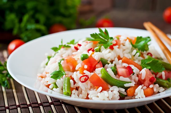 Gezonde rijst met groenten — Stockfoto