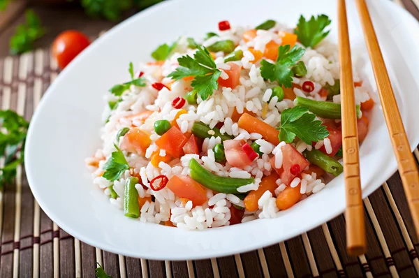 Здоровий рис з овочами — стокове фото
