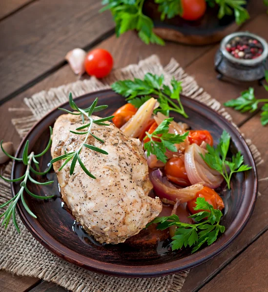 Peito de frango grelhado com legumes — Fotografia de Stock