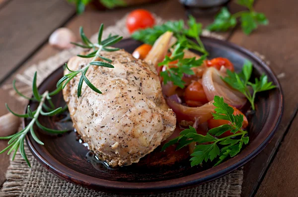 Pechuga de pollo a la parrilla con verduras —  Fotos de Stock