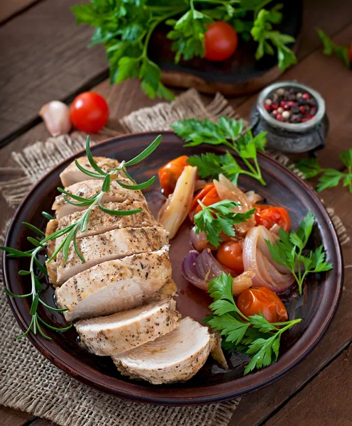 Peito de frango grelhado com legumes — Fotografia de Stock