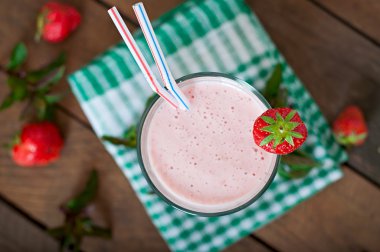 Bardakta çilekli smoothie.