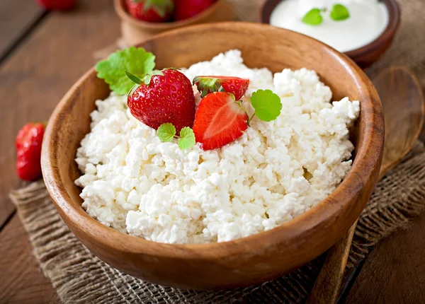 Cottage cheese with strawberries and sour cream — Stock Photo, Image