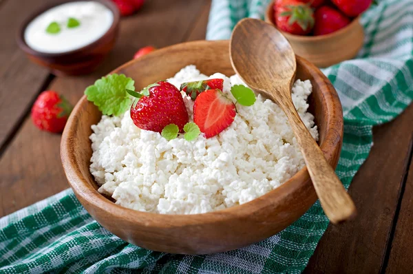 Queso de cabaña con fresas y crema agria —  Fotos de Stock