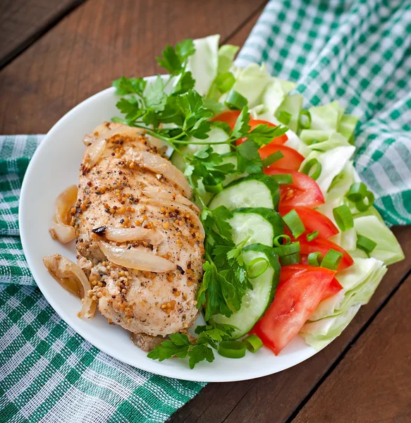 Hühnerbrust mit Gemüse — Stockfoto