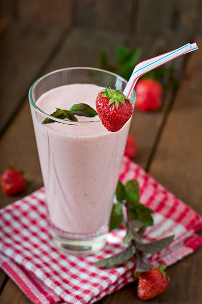 Batido de fresa en un vaso —  Fotos de Stock