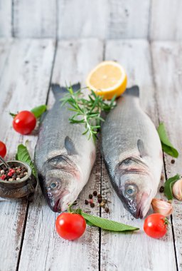 Baharat ile iki çiğ levrek