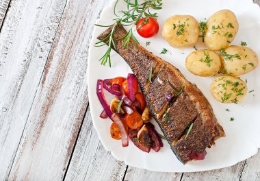 Sebze ve patates kızarmış levrek