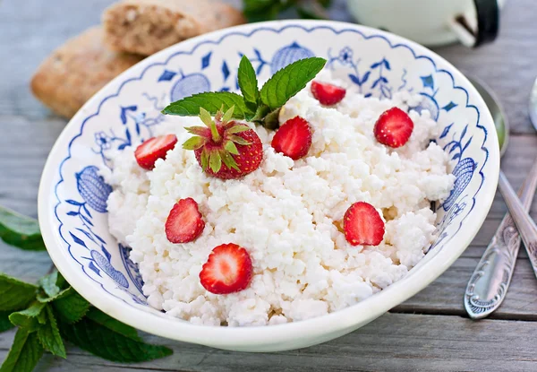 Queso de cabaña con fresas —  Fotos de Stock