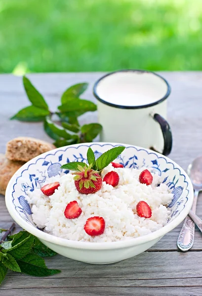 Cottage cheese with strawberries and  milk — Stock Photo, Image