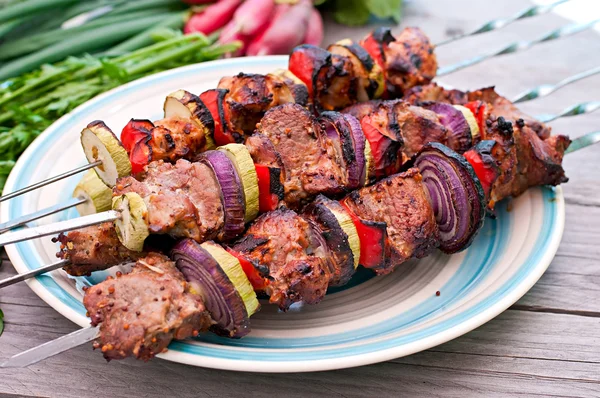 Kebabs e legumes grelhados — Fotografia de Stock