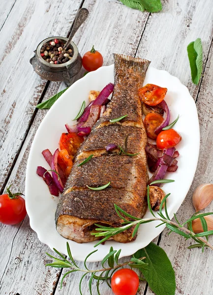 Lubina asada con verduras — Foto de Stock