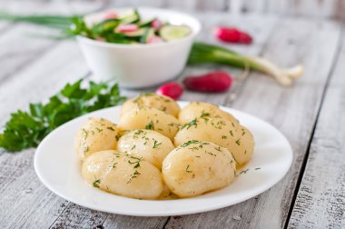 taze salata ile yeni haşlanmış patates