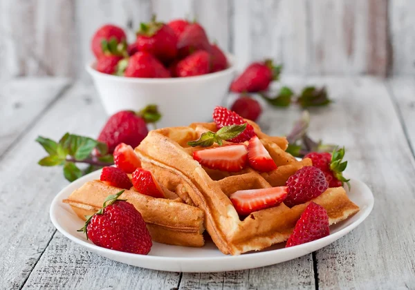 België wafels met aardbeien — Stockfoto