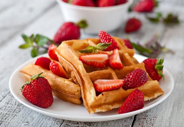 België wafels met aardbeien — Stockfoto