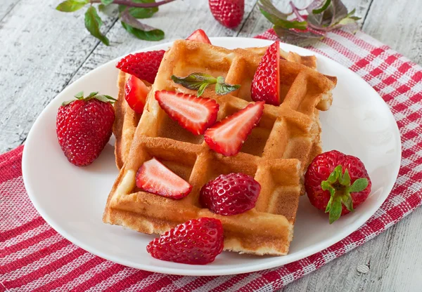 België wafels met aardbeien — Stockfoto