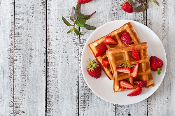 Belçika waffle çilek ile — Stok fotoğraf