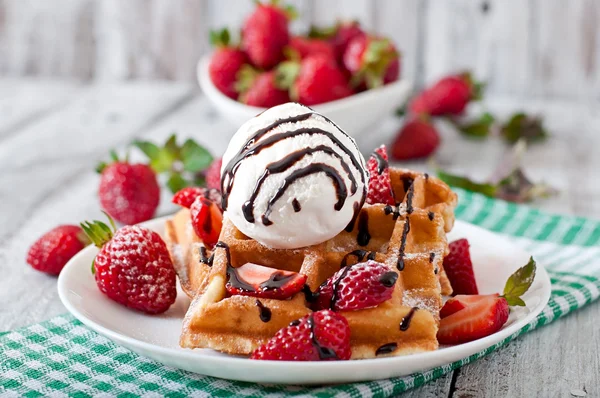 Waffles com morangos e sorvete — Fotografia de Stock