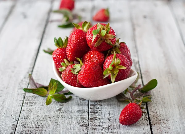 Frische Erdbeeren in der Schüssel — Stockfoto