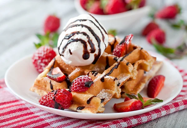 Waffles com morangos e sorvete — Fotografia de Stock