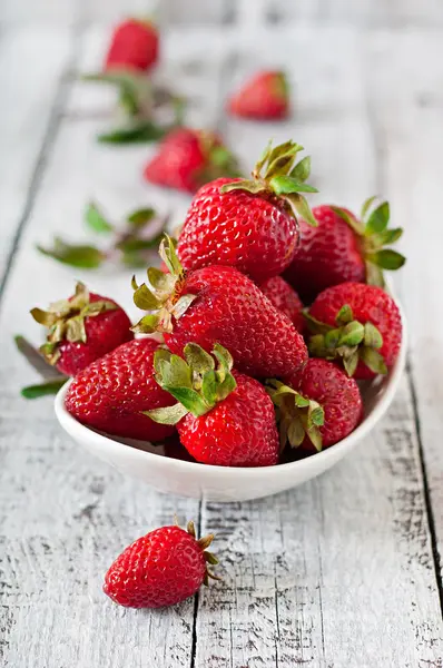 Frische Erdbeeren in der Schüssel — Stockfoto