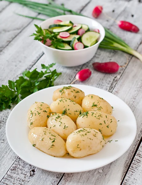 Batatas fervidas novas com salada fresca — Fotografia de Stock