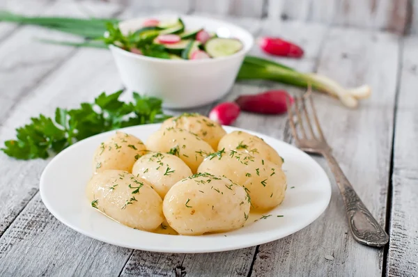 Nové brambory vařené s čerstvým salátem — Stock fotografie